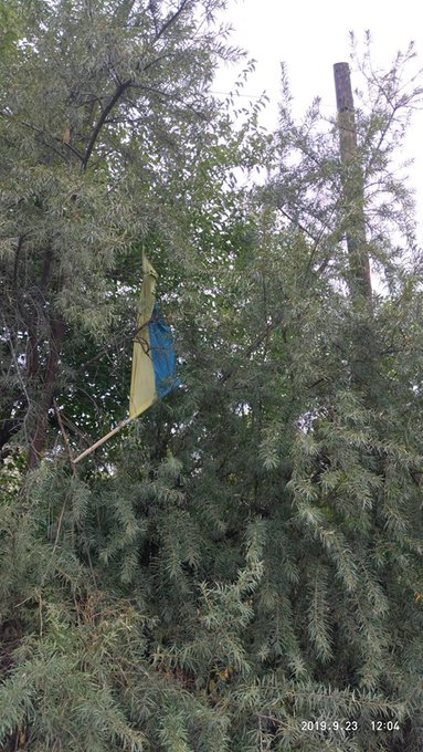 Боевики не прикрываясь заходят в Станицу Луганскую, где срывают и выбрасывают украинские флаги. ФОТО Боевики не прикрываясь заходят в Станицу Луганскую, где срывают и выбрасывают украинские флаги. ФОТО