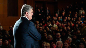 Порошенко на форумі розповів анекдот і станцював самбу. Відео
