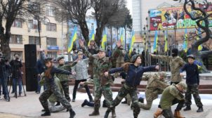 В лучших традициях РФ: в Виннице героев Небесной сотни почтили танцем в стиле милитари.  ФОТО