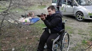Когда нет пандусов, но есть автомат: В РФ детей-инвалидов приучают к оружию