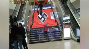 Хакерская атака: в торговом центре Киева на LED-лестнице появилась свастика.  ВИДЕО