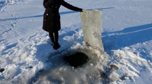 В РФ оставшимся без воды предложили добывать ее изо льда