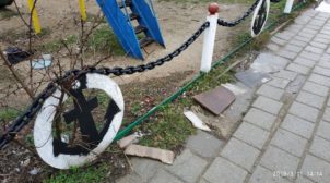 «Русский мир» в оккупированном Крыму: детскую площадку превратили в помойку.  ФОТО