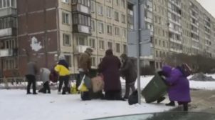 Росіянам хочуть заборонити збирати їжу в сміттєвих баках