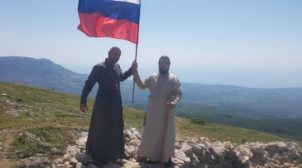 В Крыму УПЦ МП устроила крестный ход под российскими флагами. ФОТО