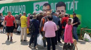 На Киевщине кандидат от «Слуги народа» подкупает избирателей раздачей еды. ФОТО