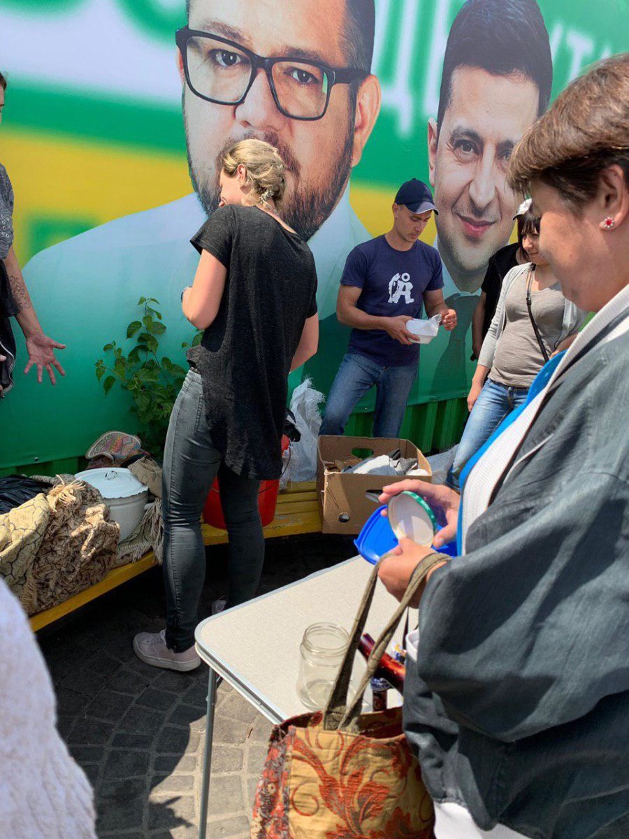 На Київщині кандидат від “Слуги народу” підкуповує виборців роздачею їжі. ФОТО