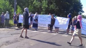 На Волыни селяне перекрыли дорогу и требуют вернуть УПЦ МП. ВИДЕО