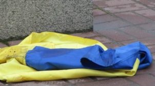 Представители «Нацкорпуса» напали на активистов «ЕС», порвали флаг Украины и вытерли об него ноги