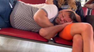 В сети возмущены фото Богдана, который с похмелья спит на лавочке в французском аэропорту