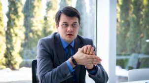 «Переобувание в полете»: журналисты показали, как Разумков год назад поддерживал военный парад