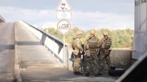 Мужчина, который заминировал мост в Киеве, требует прекратить капитуляцию на Донбассе
