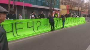 В Маруіполі Зеленського зустрічають банером “Мне 42-й год, я же не лох”. ФОТО