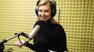 Жена президента записала две аудиосказки для детей с проблемами зрения