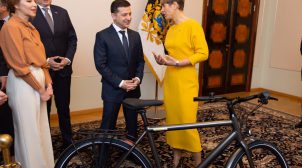 Президент Эстонии подарила Зеленскому велосипед. ФОТО