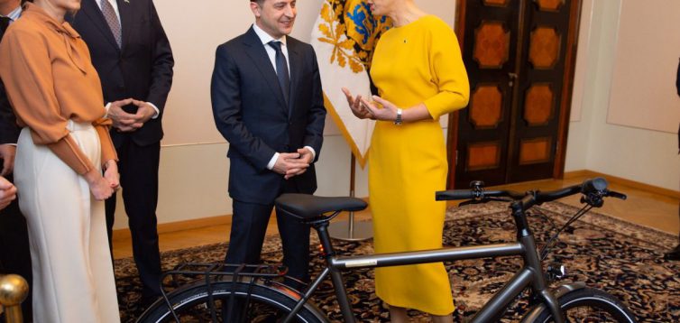 Президент Эстонии подарила Зеленскому велосипед. ФОТО