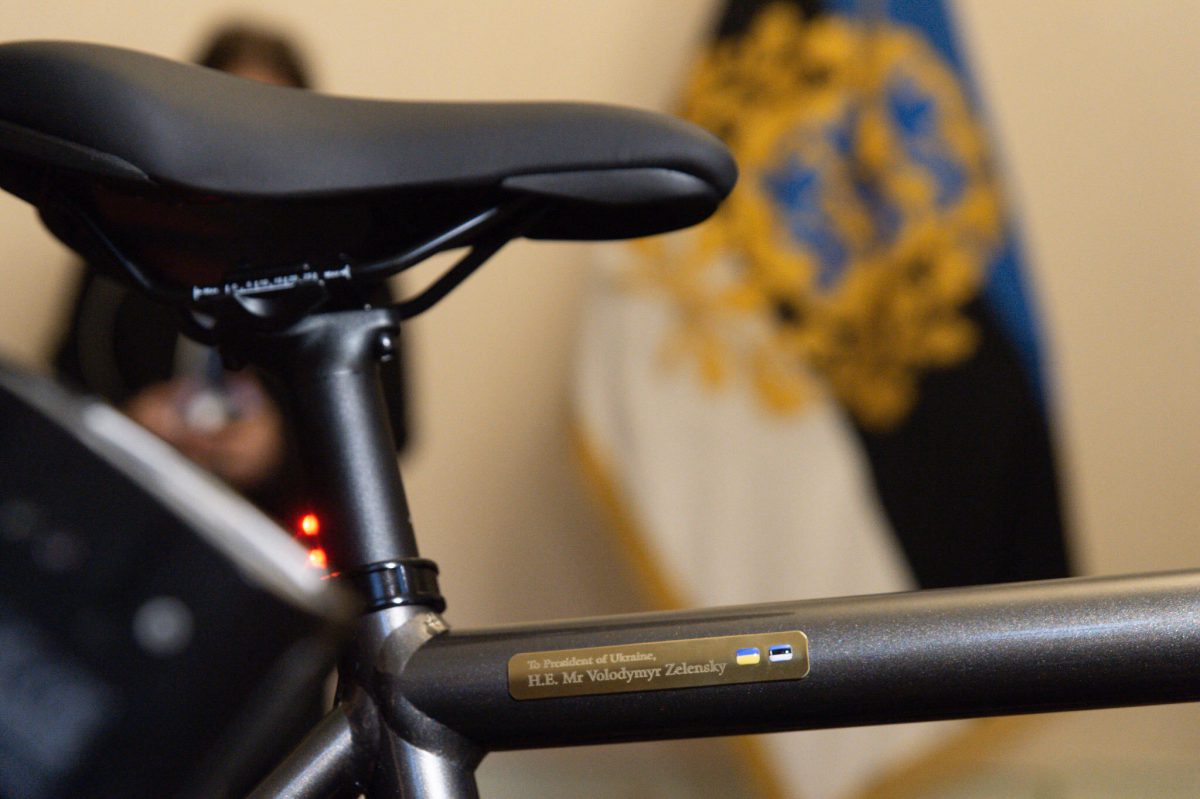 Президент Эстонии подарила Зеленскому велосипед. ФОТО