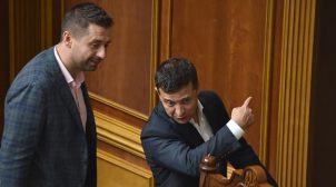 Арахамия заявил, что Зеленский очень эмоционально реагирует на проблемы со «слугами народа»