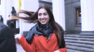 «Слуга народа» согласился взять к себе в помощницы модель, которую привели просто с улицы. ВИДЕО