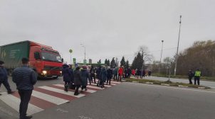 На Ривненщине медики перекрыли трассу из-за невыплаты зарплаты. ВИДЕО