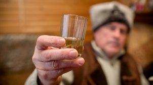 “Слуга народу” хоче скасувати відповідальність за самогоноваріння
