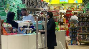 “Охорона вигнала покупців”: в мережі висміяли постановку Зеленського “ходіння в народ”. ФОТО