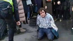 У Києві поліція затримала активіста за протест проти “русского мира”. ФОТО. ВІДЕО