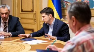 Оклад – ограничить, большие премии – отменить: Зеленский согласовал зарплаты министров