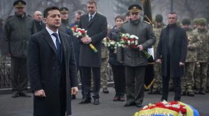 Охрана Зеленского не пусказала ветеранов почтить память Героев Крут. ВИДЕО