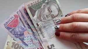 В Украине снизился уровень средней зарплаты