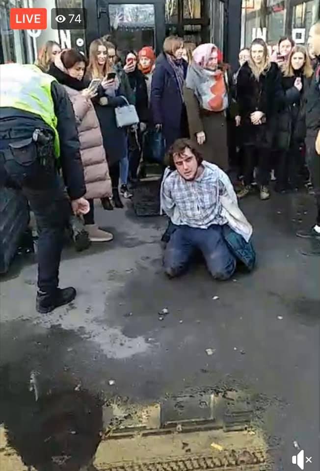 В Киеве полиция задержала активиста за протест против «русского мира». ФОТО. ВИДЕО