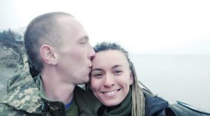Волонтерок высадили из маршрутки Луцк-Киев, чтобы не мешали смотреть фильм на русском языке. ВИДЕО