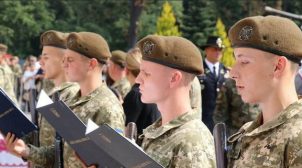 Зеленского просят отменить призыв в армию с 18 лет