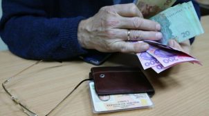 «Деньги закончились?»: Украинцам без справки перестали давать пенсии