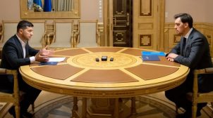 Гончарук рассорился с Зеленским из-за Коломойского и подал в отставку