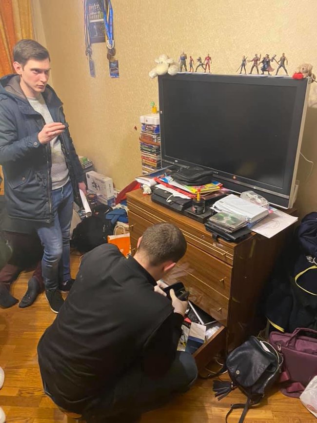 Дубинський поскаржився, що і через обшуки СБУ, дитина ексспівробітника 1+1 не змогла робити уроки. ФОТО Дубинський поскаржився, що і через обшуки СБУ, дитина ексспівробітника 1+1 не змогла робити уроки. ФОТО