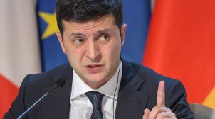 Зеленский проиграл землю, рейтинги власти резко падают