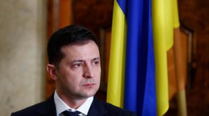 Зеленский призвал отложить политическую борьбу и объединиться против коронавируса