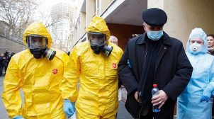 Вернувшийся из Польши мужчина заявил, что не будет себя ограничивать, поскольку «коронавирус проблема пожилых». ВИДЕО