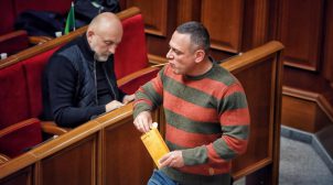 “Быдло”: в сети разнесли одиозного депутата Бужанского, который ел прямо в Парламенте. ФОТО