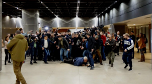 Надо просто перестать падать: в сети высмеяли конфликт между Сиовохо и ветеранами «Азова». ФОТО