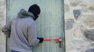 Как защитить двор от хулиганов и воров?