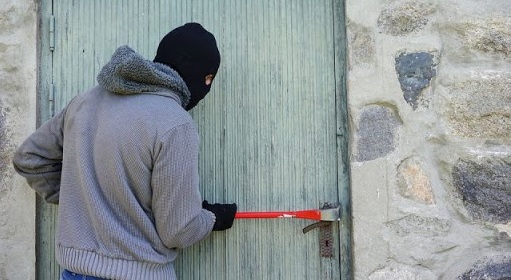 Как защитить двор от хулиганов и воров?