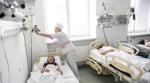 На Закарпатье главврач скрыл от пациентки диагноз COVID-19, а персоналу запретил надевать защиту