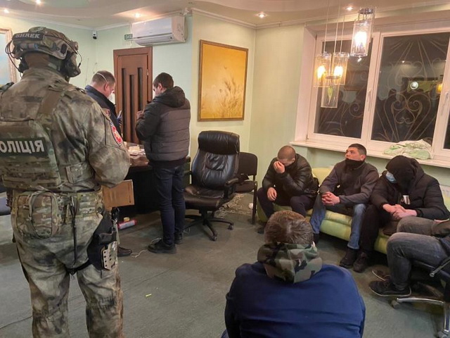 В Виннице предпринимательница захватила с оружием здание