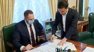 Зеленский подписал закон об открытии рынка земли в Украине Зеленский подписал закон об открытии рынка земли в Украине