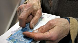«Будет очень больно»: в Минфине заговорили о возможном приостановлении социальных выплат населению