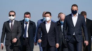 На самолете, который встретил Зеленский, привезли защитные костюмы с поддельными сертификатами. ФОТО