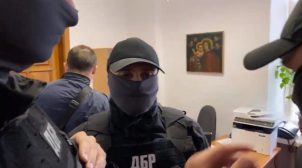 ГБР ворвались в музей, где открылась выставка картин Порошенко.  ВИДЕО