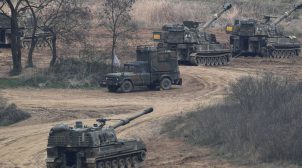 Боевики в Донбассе подводят танки к линии разграничения